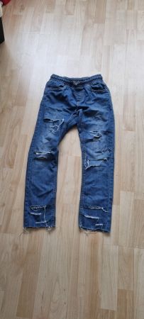 Coole Jeans mit Loechern, Groesse 140, Top Zustand!