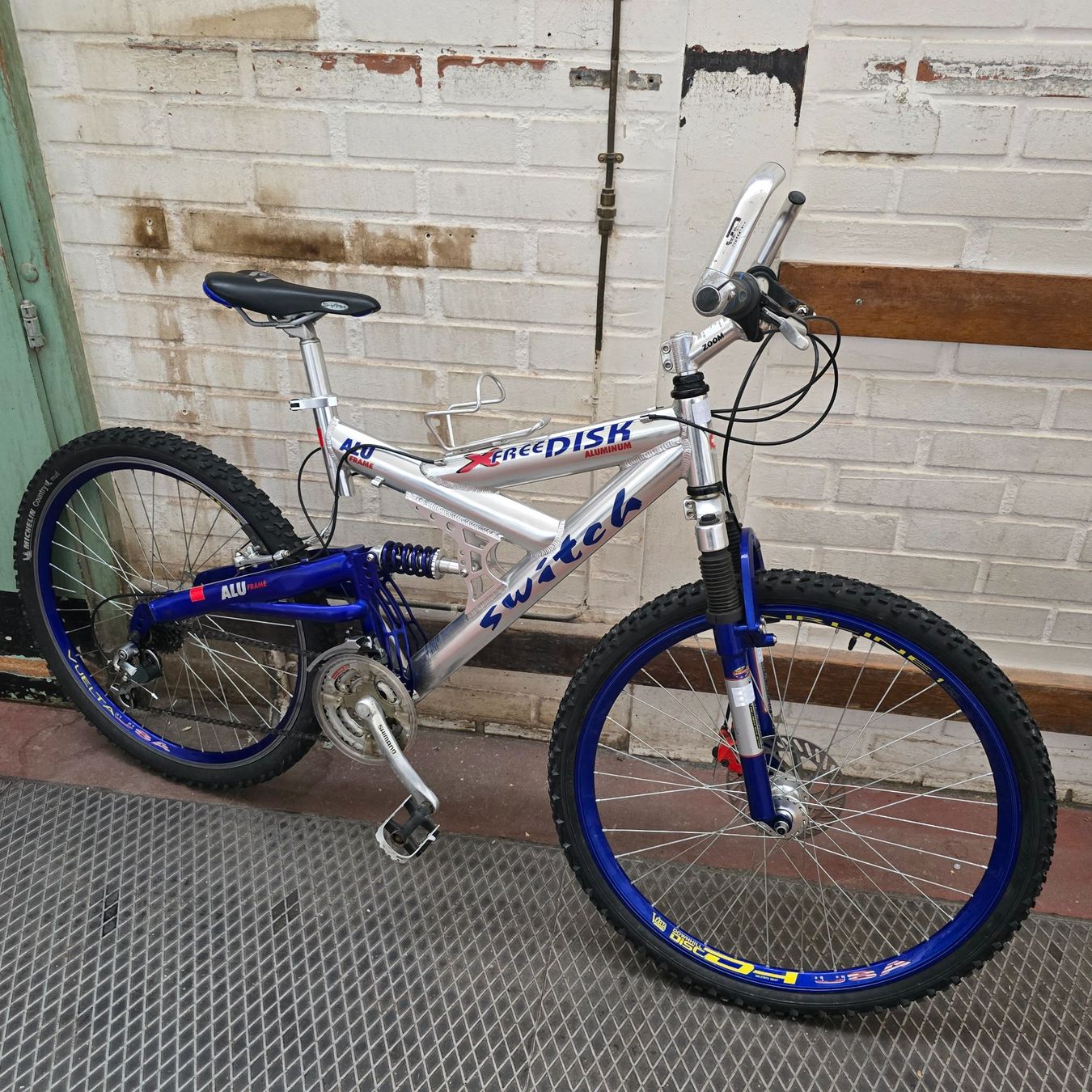 Biciclette: VTT Switch Free Disk en aluminium chrome et bleu . – Usato da Alle venduto da gri_78w9