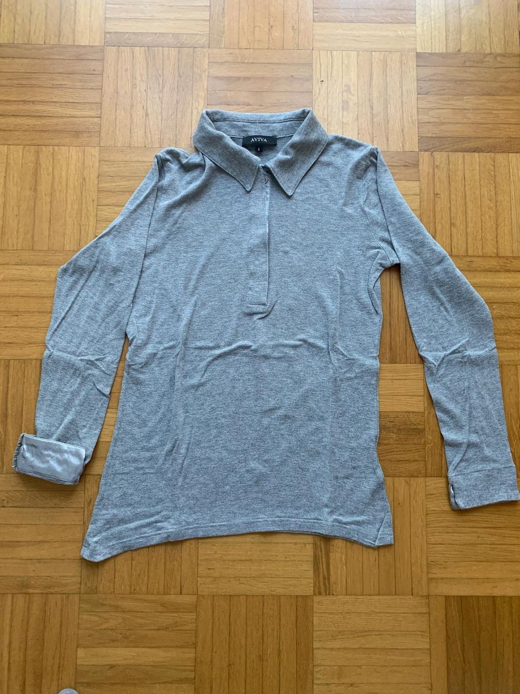Magliette Polo: Graues Longshirt mit silbernen Details – Usato da Luzern venduto da Simona15 1