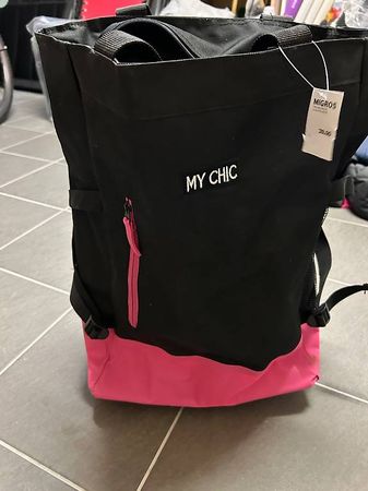 Schwarze My Chic Tasche mit pinken Akzenten, neuwertig!