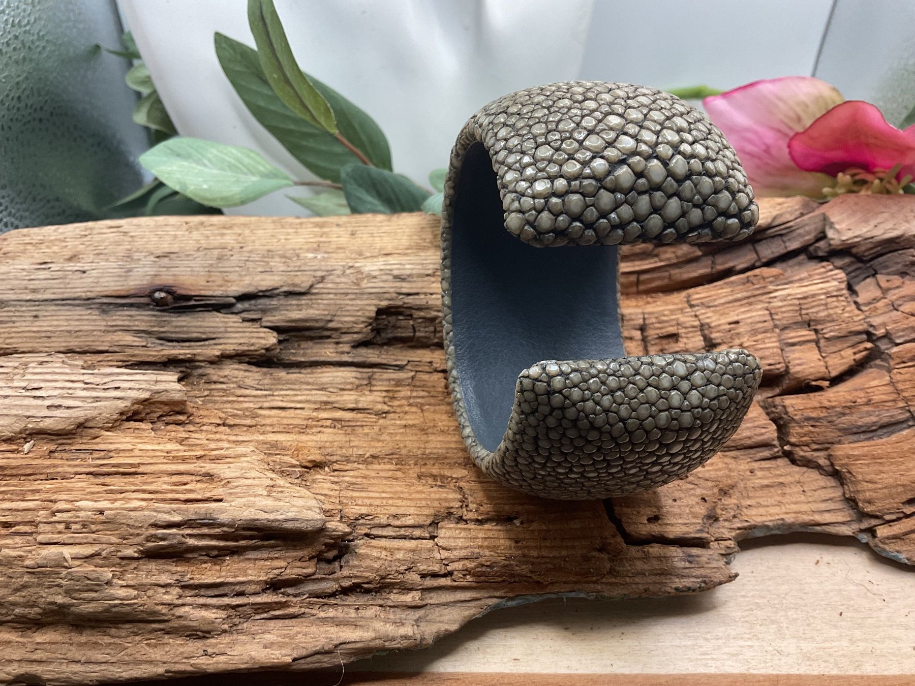 Bracciali & Braccialetti: Luxuriöse Armspange mit Rochenleder – Usato da luzern venduto da Alpendorf1 2