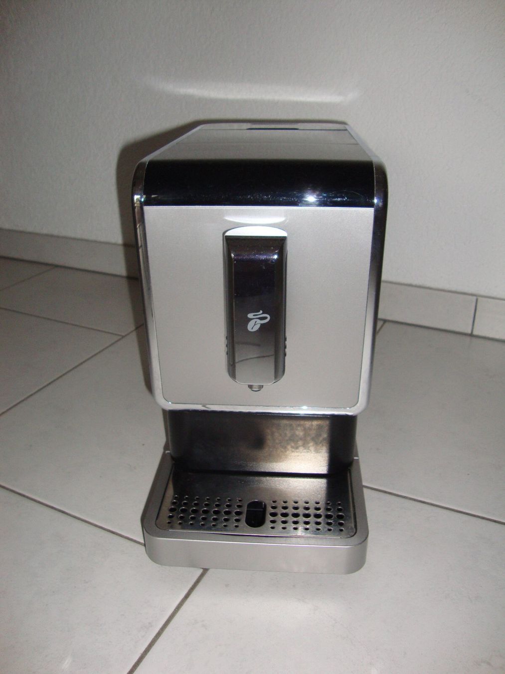 Tchibo Macchine per caffè & Macchine per espresso: Tchibo Kaffeevollautomat Esperto Caffé – Usato da Wil SG venduto da Nindli