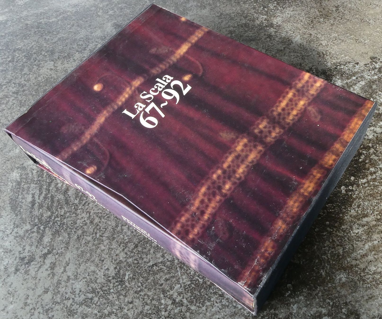 Libri: La Scala 67-92 Box mit 2 Nachschlagewerken – Usato da Rubigen venduto da OPERNFREUND 1