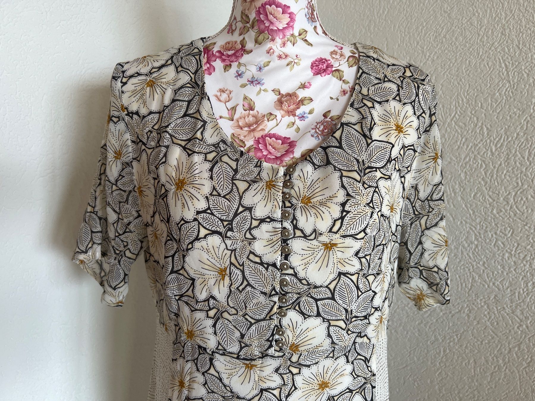 Nile Vestiti: NILE Damenkleid Blumenmuster Gr. L – Usato da Chur venduto da van_hnc6 2