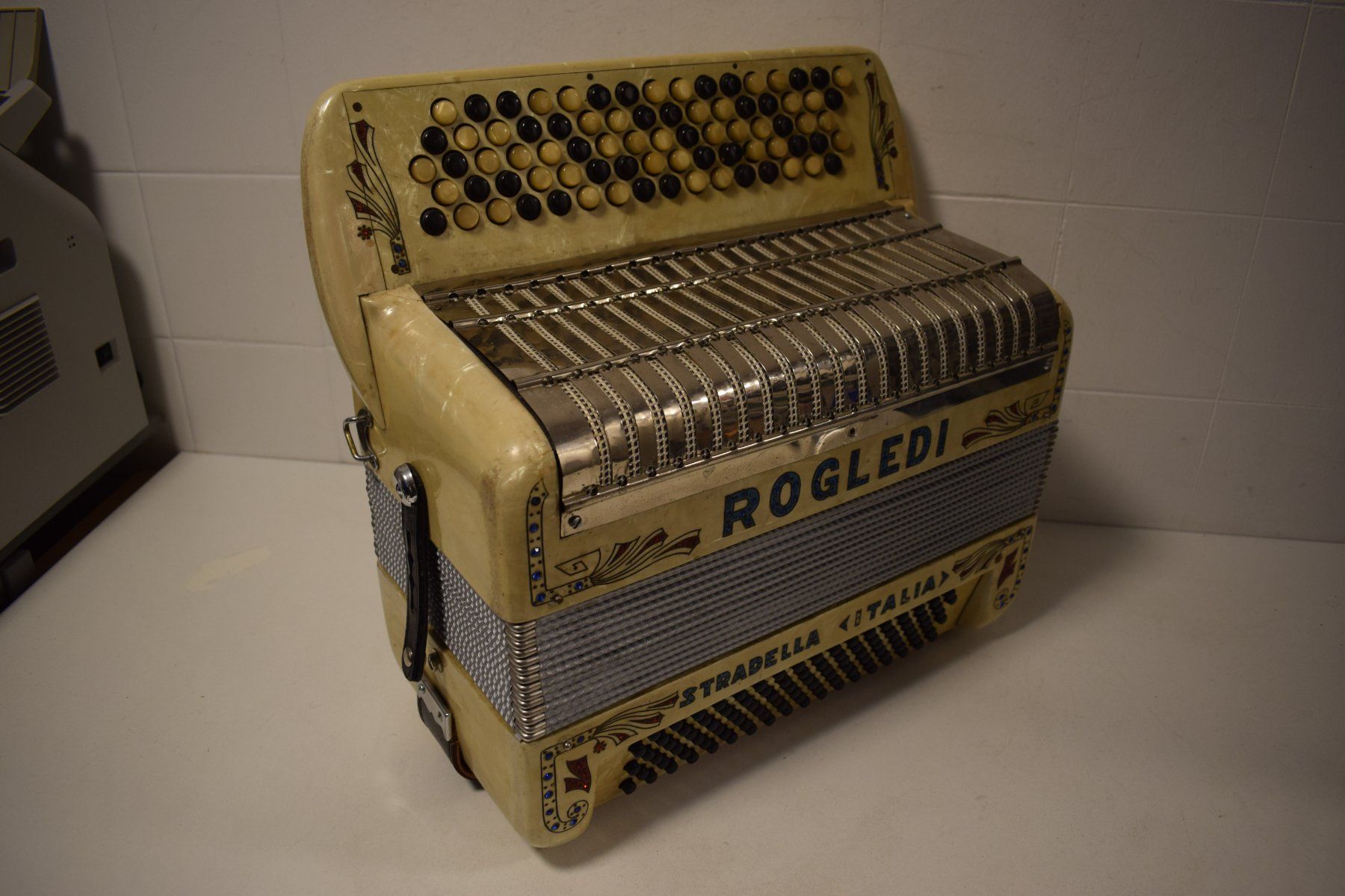 Strumenti musicali: Akkordeon Rogledi Stradella Italia – Usato da Zürich venduto da Brockito 1