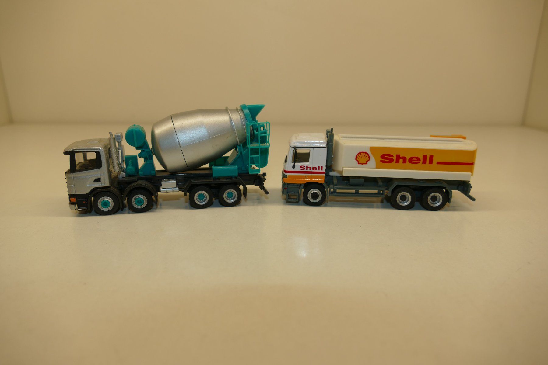Modellautos: M 1:64?: 2xLastwagen – Gebraucht aus Niederhasli von Flash32 3