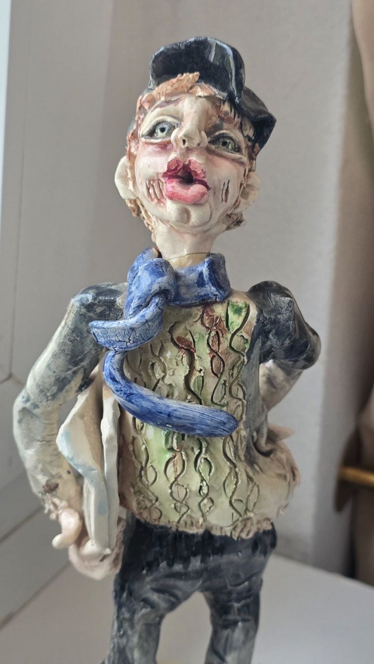Figurines: Keramikfigur Junge mit Zeitung handgemacht – D'occasion à Wittenbach par rose_rosi 2