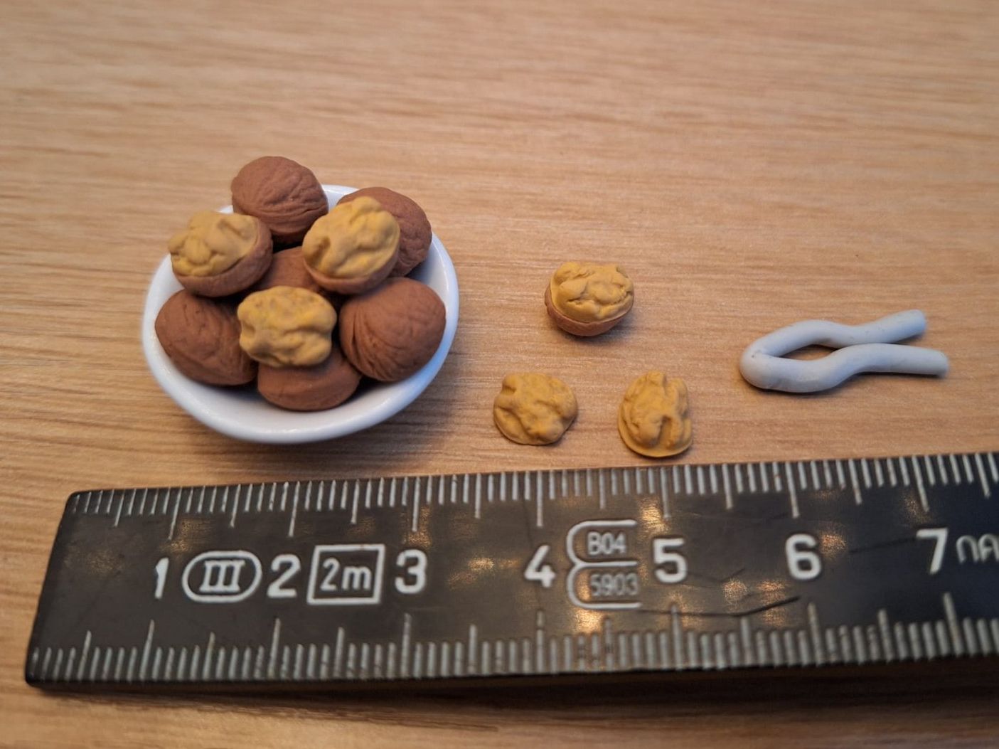 Case e mobili per bambole: Handmade Baumnuss Schale mit Nussknacker – Nuovo (secondo la descrizione) da Zürich venduto da HandmadeTinyFood 2