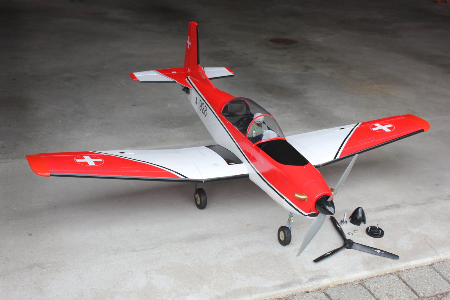 Modellismo RC: PC-7 von VQ Models Spw.154 cm mit Elektromotor – Nuovo (secondo la descrizione) da Eschlikon TG venduto da Mitjet 1