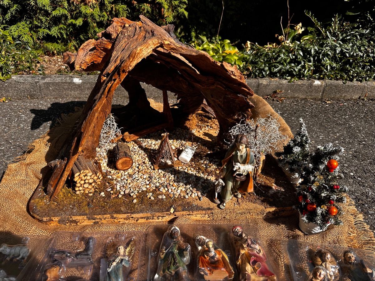 Toutes les décorations: Weihnachtskrippe mit Figurenset Holz-Optik komplett – D'occasion à Hellbühl par inf_5wdl 2