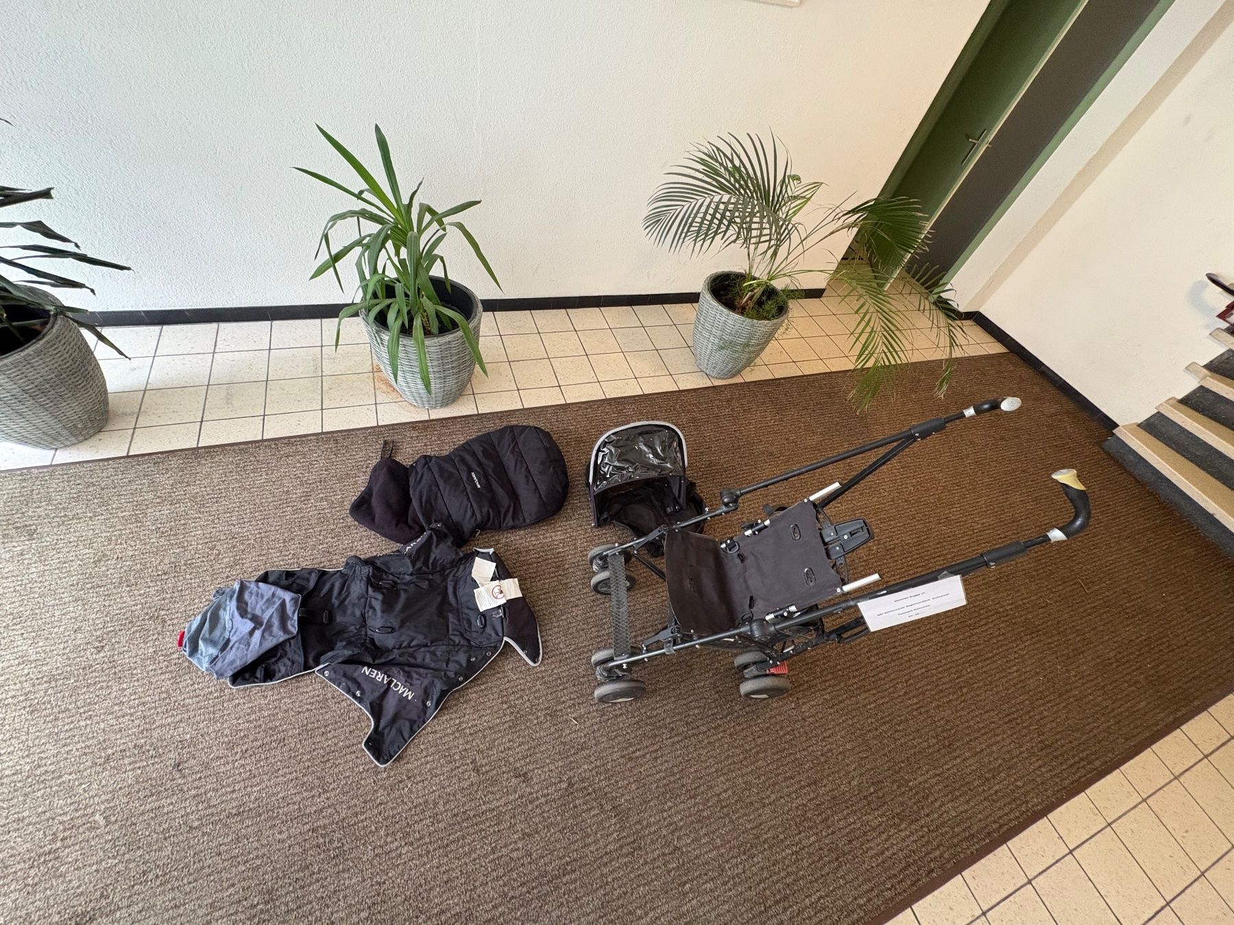 Carrozzine: Kinderwagen mit Zubehör gebraucht – Usato da basel venduto da Kangolschwarz