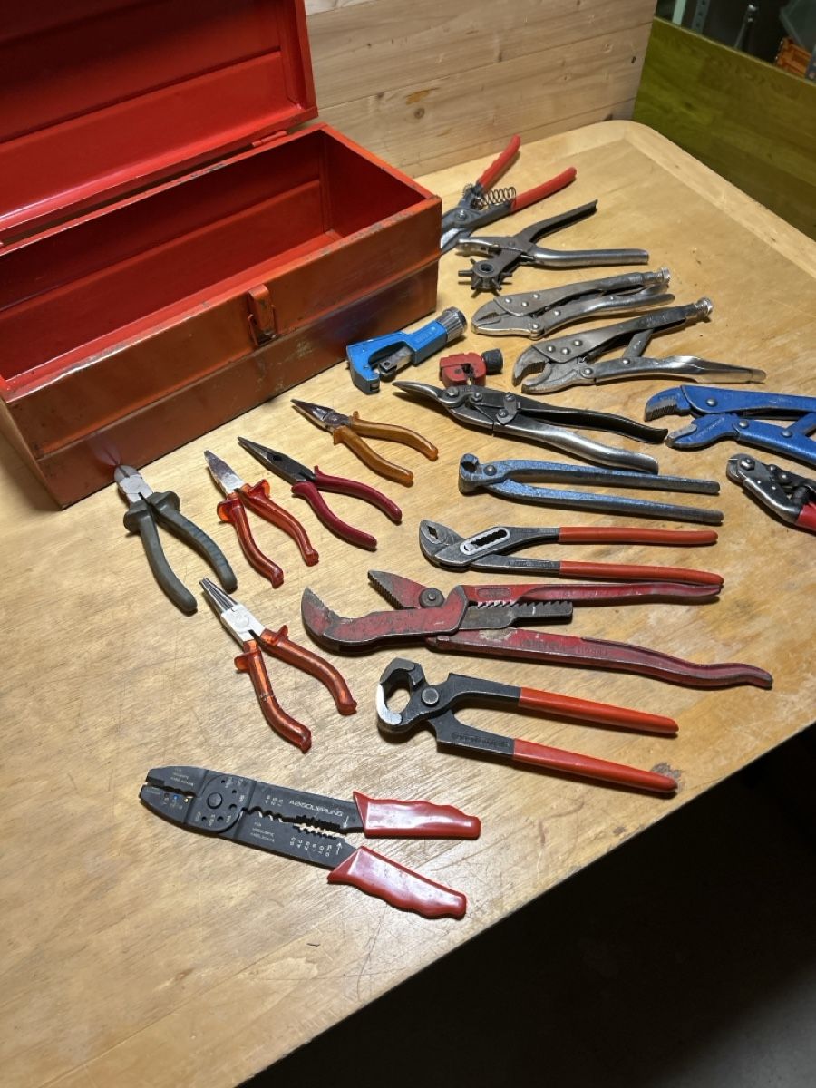 Alle Werkzeuge: Boîte outils divers  – Gebraucht aus Corcelles NE von Avossouhaits 2