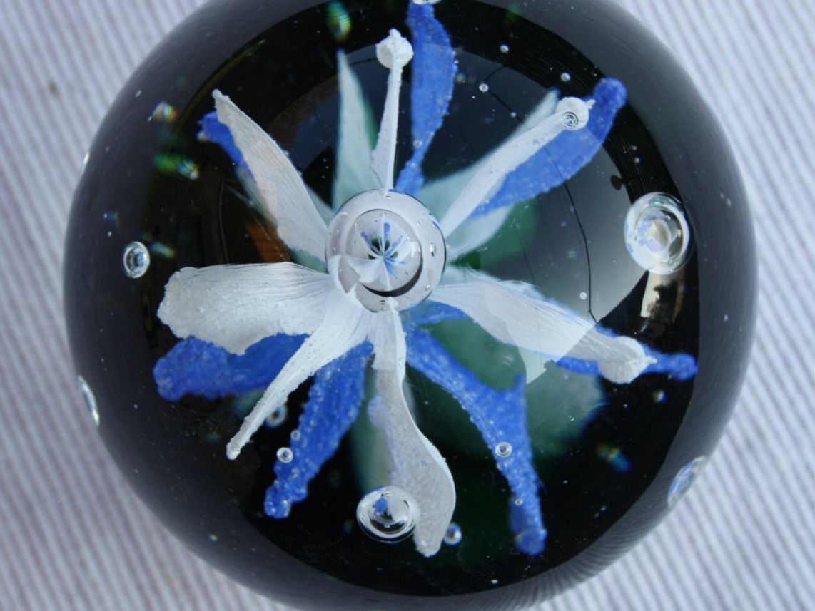 Gläser: PAPERWEIGHT GLAS-KUGEL BRIEFBESCHWERER – Gebraucht aus Wauwil von Pneuedy 1
