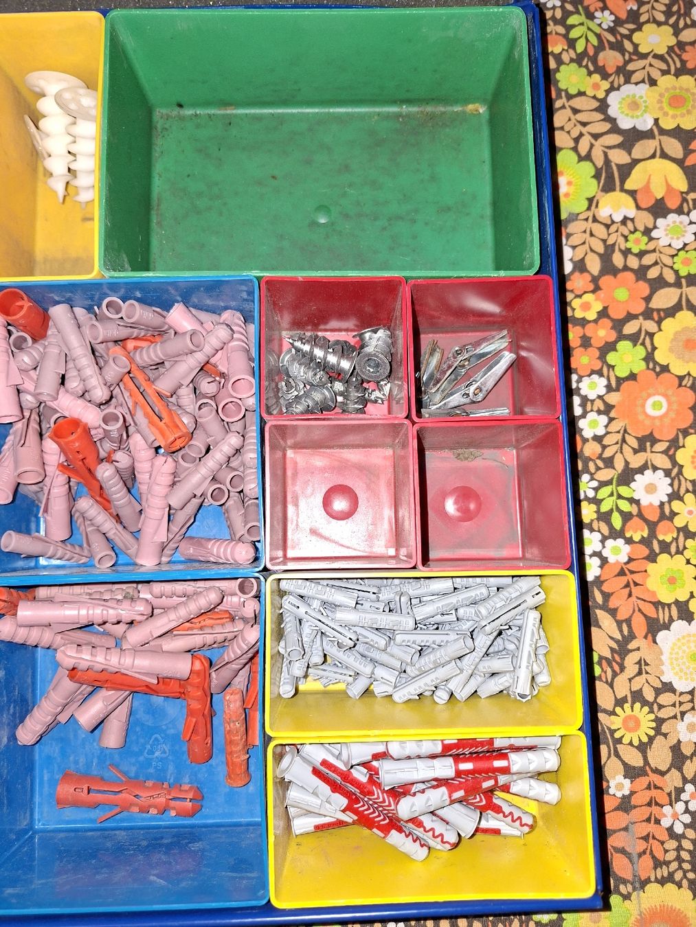 Tutti gli attrezzi: Diverse Dübel Sortiment im Koffer - Heimwerker Hit! – Usato da Glis venduto da fragra 2