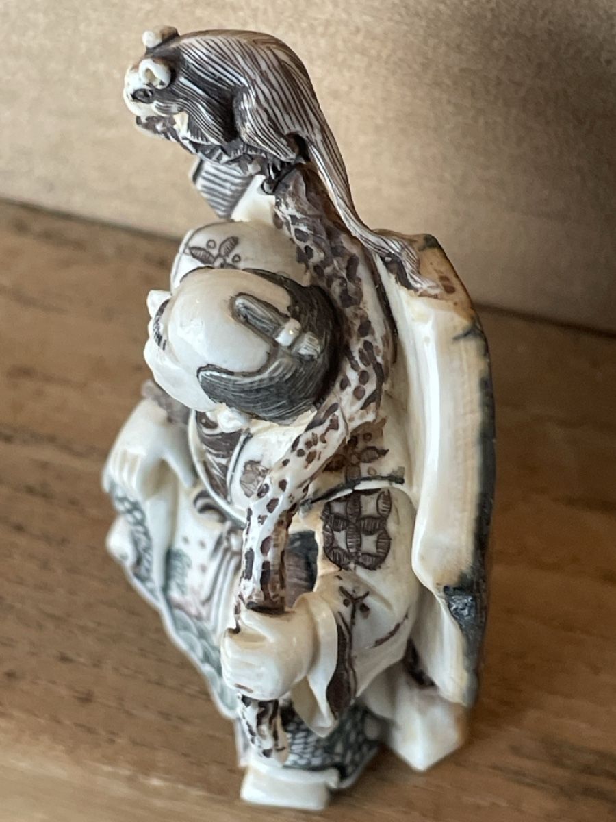 Statuette: Netsuke, Samurai sitzend mit Ratte auf Stock, signiert – Usato da Embrach venduto da Gauvain1 6