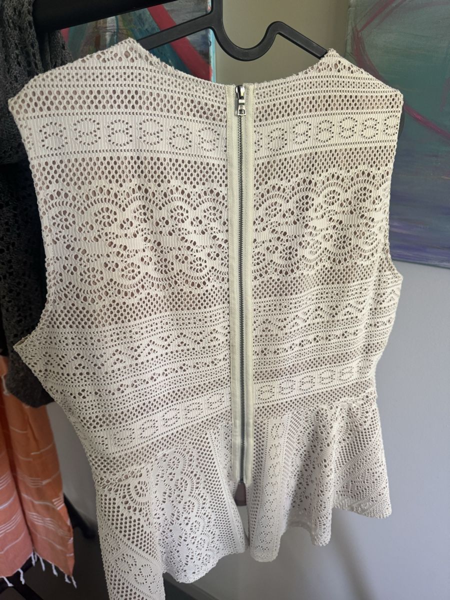 Top: Elegant Cream Lace Top from BCBG – Usato da Zürich venduto da alieacelina 1