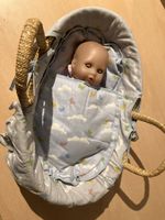 Süsse Babypuppe mit Tragekorb