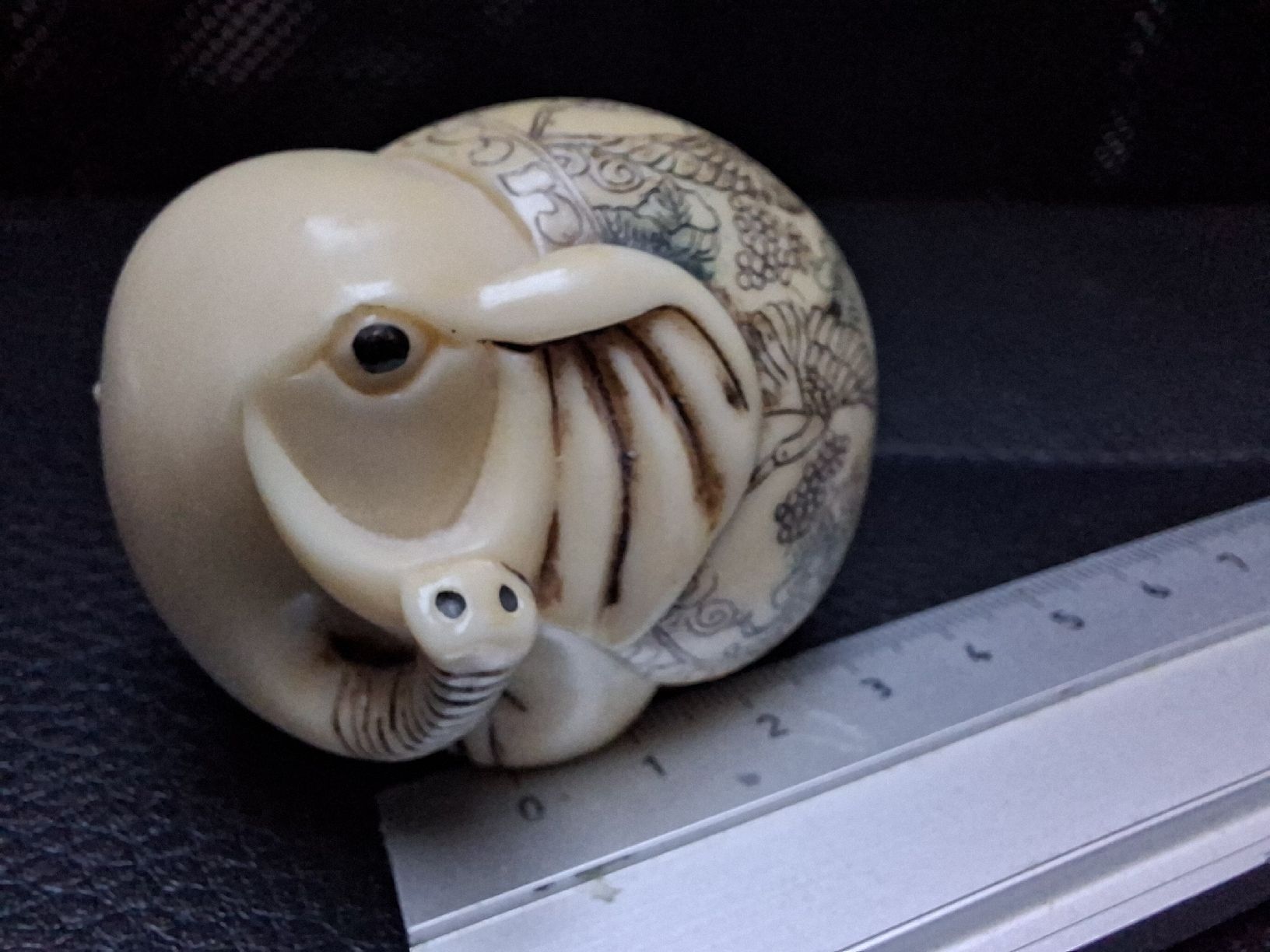 Figuren: Netsuke éléphant sculpté décoré avec signature  – Gebraucht aus Tannay von v1n1p00h