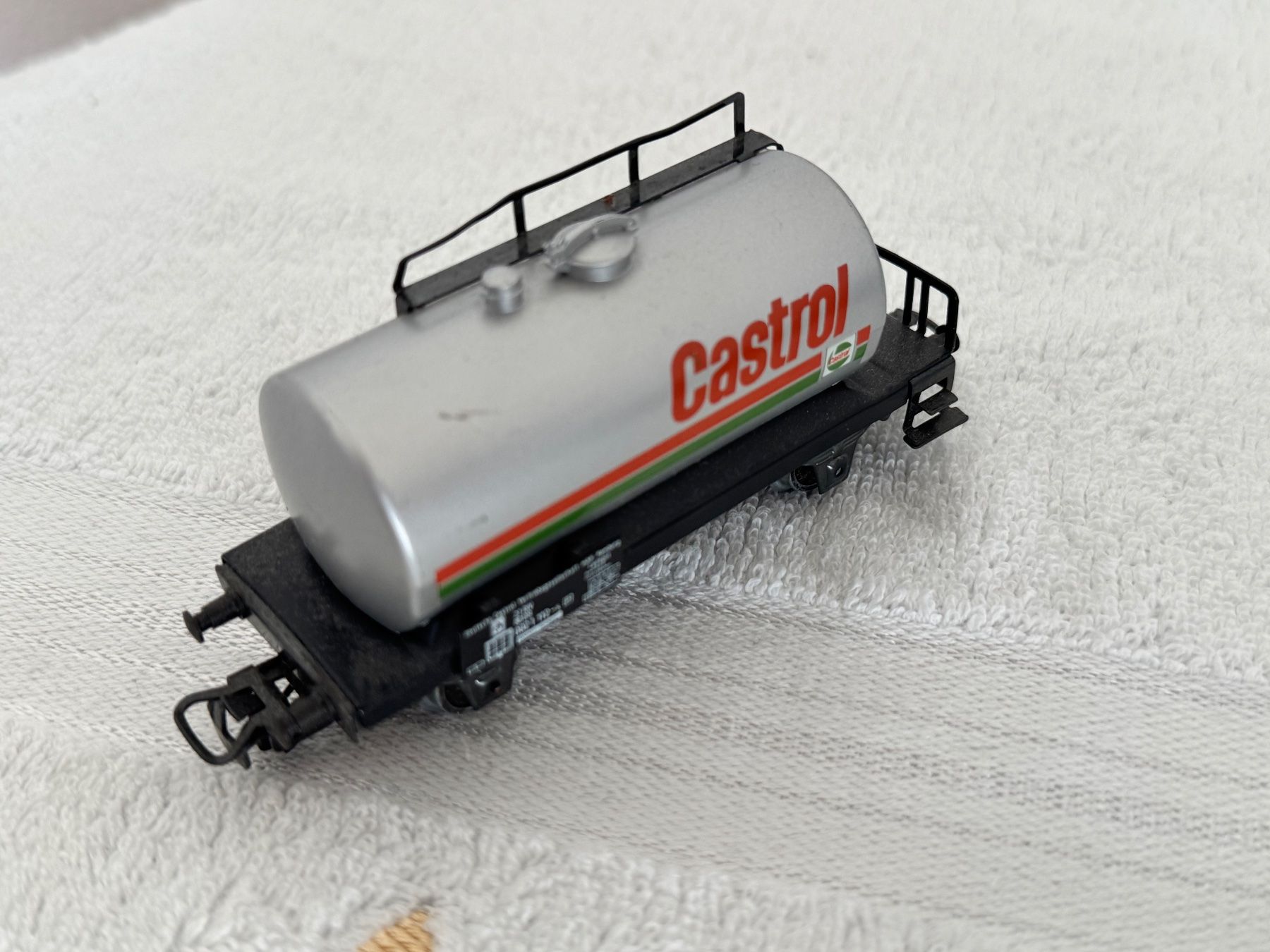 Märklin Modelleisenbahnen: Kesselwagen Castrol Modellbahn – Gebraucht aus Weinfelden von nimms-jetzt-schnell 1