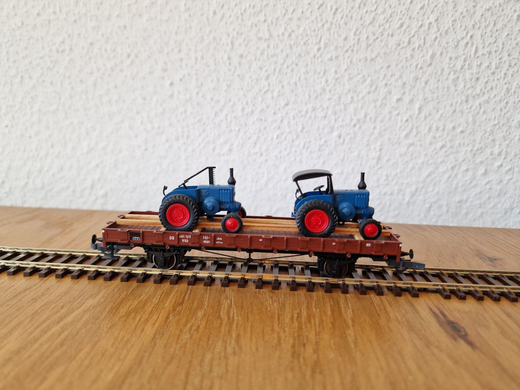 Märklin Modellini di ferrovie: DB Flachwagen mit 2 Traktoren H0 – Usato da Matten b. Interlaken venduto da lor_hr9w