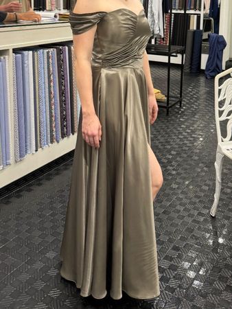 Elegantes maßgeschneidertes Abendkleid – ungetragen