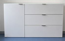 Weiße Kommode mit 3 Schubladen und seitlicher Tür
