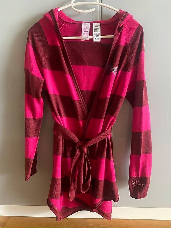 Giacche: Guess Strickjacke mit Kapuze – Usato da Langnau am Albis venduto da Monikacv16 1