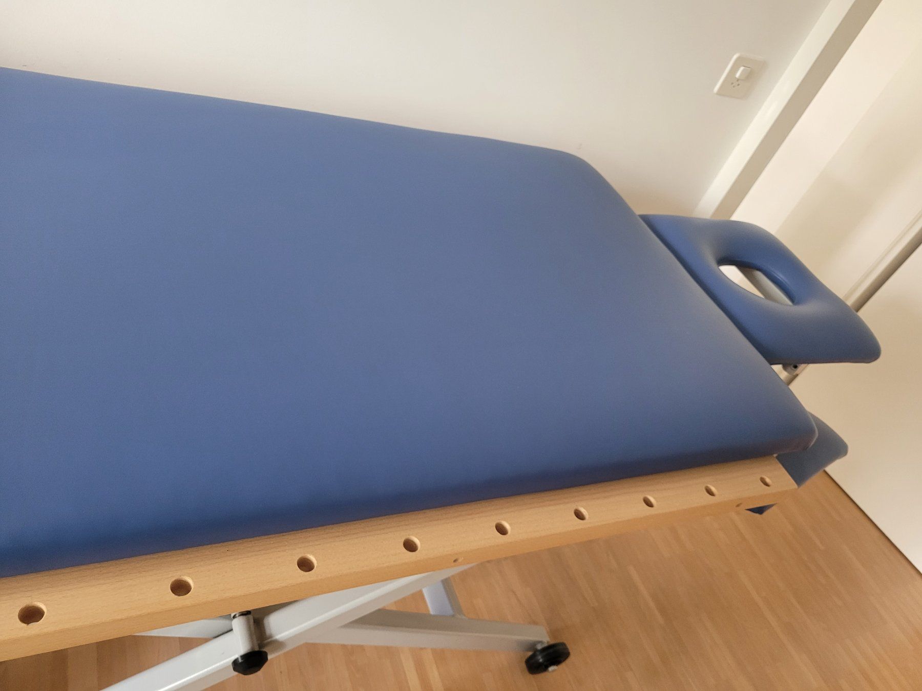 Chaises longues: Therapie- /Massageliege – D'occasion à Winterthur par Midsommar88