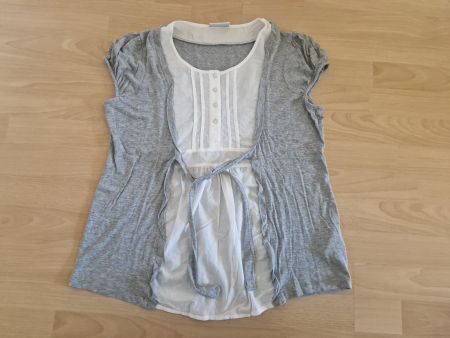 Umstands-T-Shirt grau kurzarm weiss vorne. Grösse 40/42