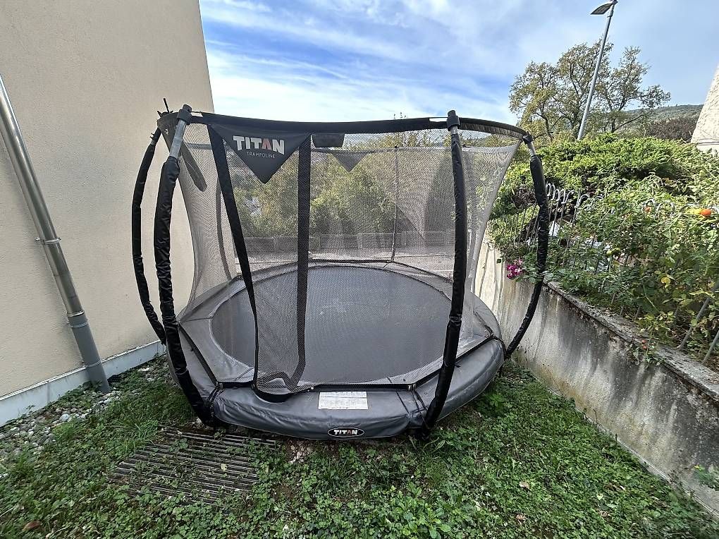 Trampoline: Titan Trampolin – Gebraucht aus Ennetbaden von Daalba