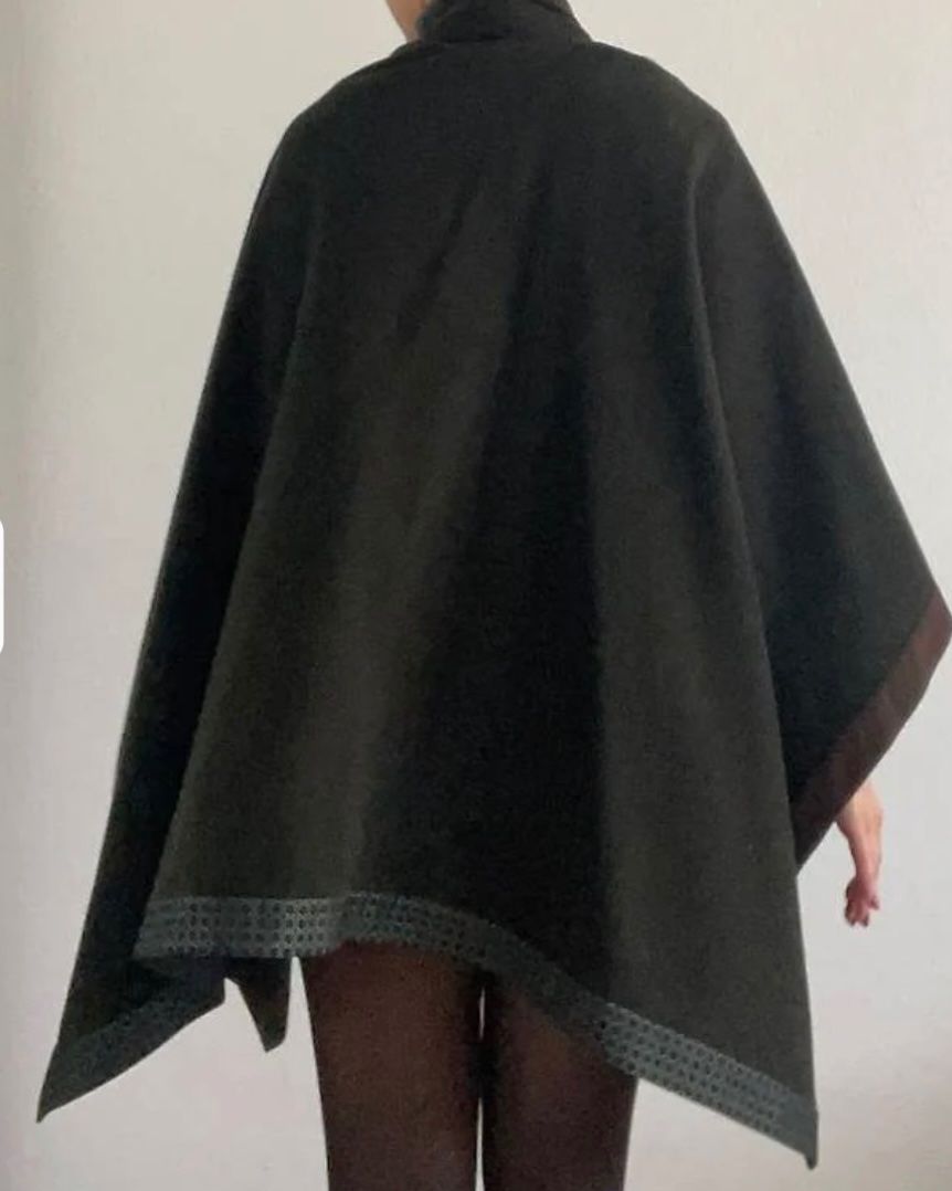 Etro Cappotti: Etro Poncho waldgrün Gr.It.40 – Usato da Hagendorn venduto da Blaf 1