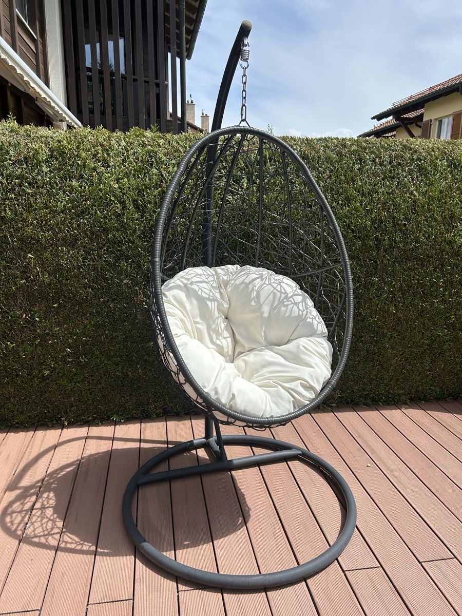 Poltrone pensili da giardino: Fauteuil suspendu oeuf noir avec coussin – Usato da Lausanne 26 venduto da cha_j7p6