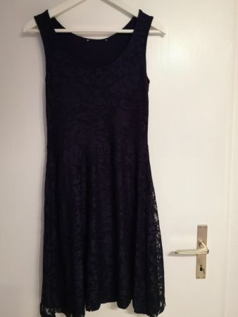 Dunkelblaues Spitzen-Kleid mit Satin-Unterkleid, ärmellos