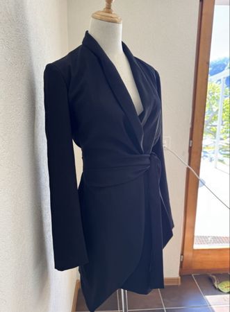 Schwarzes Blazerkleid mit Wickeldesign, Größe S