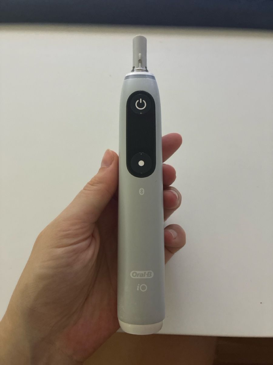 Oral B Cura dei denti: Oral-B iO Zahnbürste hellgrau mit Ladekabel Series 5 – Usato da Luzern venduto da abcd111