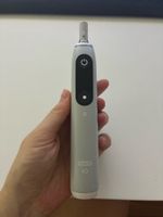 Oral-B iO Zahnbürste hellgrau mit Ladekabel