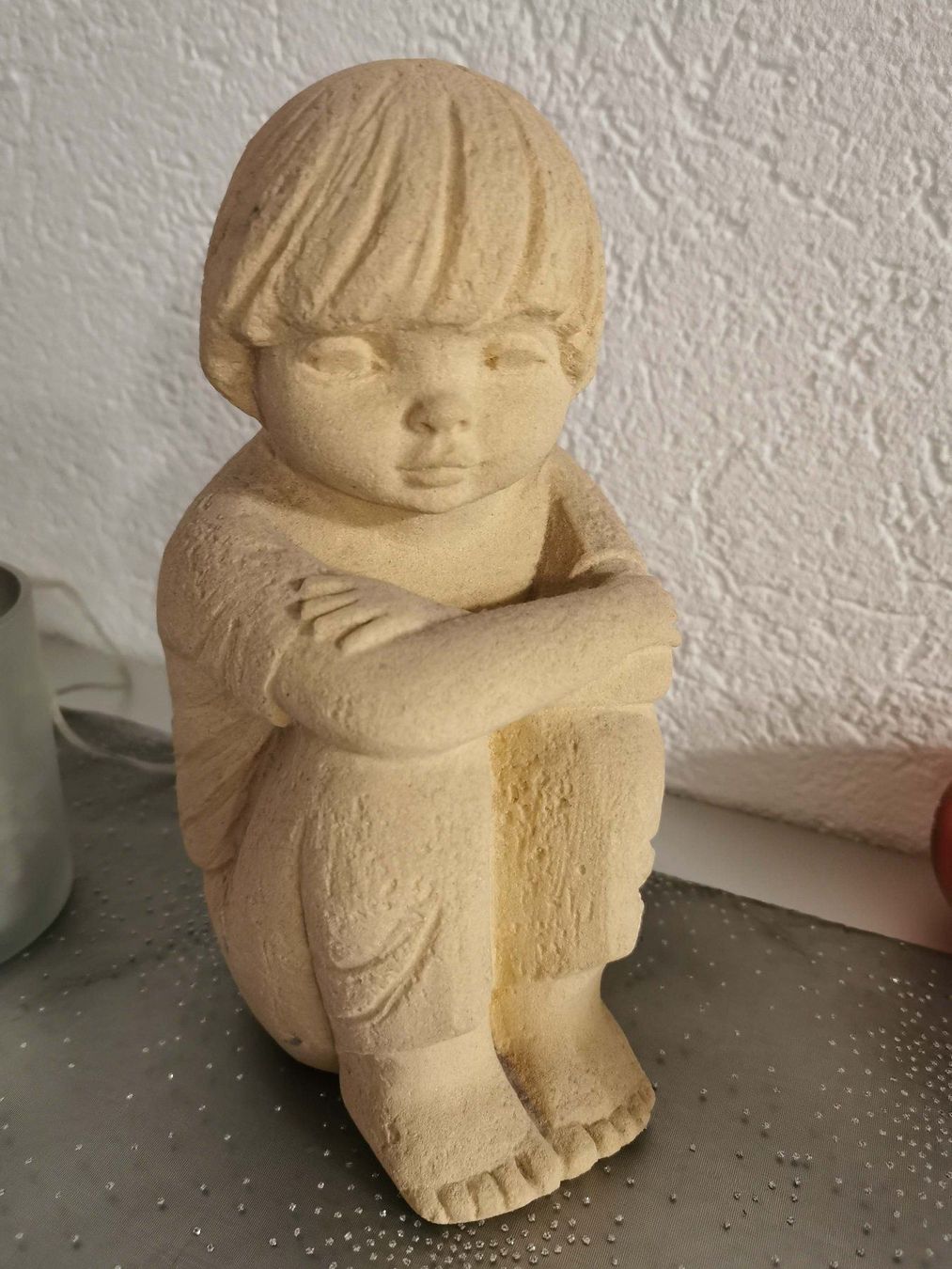 Statuette: Liebliche Skulptur / Figur Kind sitzend – Usato da Wil  AG venduto da Kfloh 2