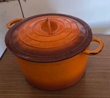Ein Bräter Rund Hoch Guss Orange Farbig mit Bezeichnung Rot/