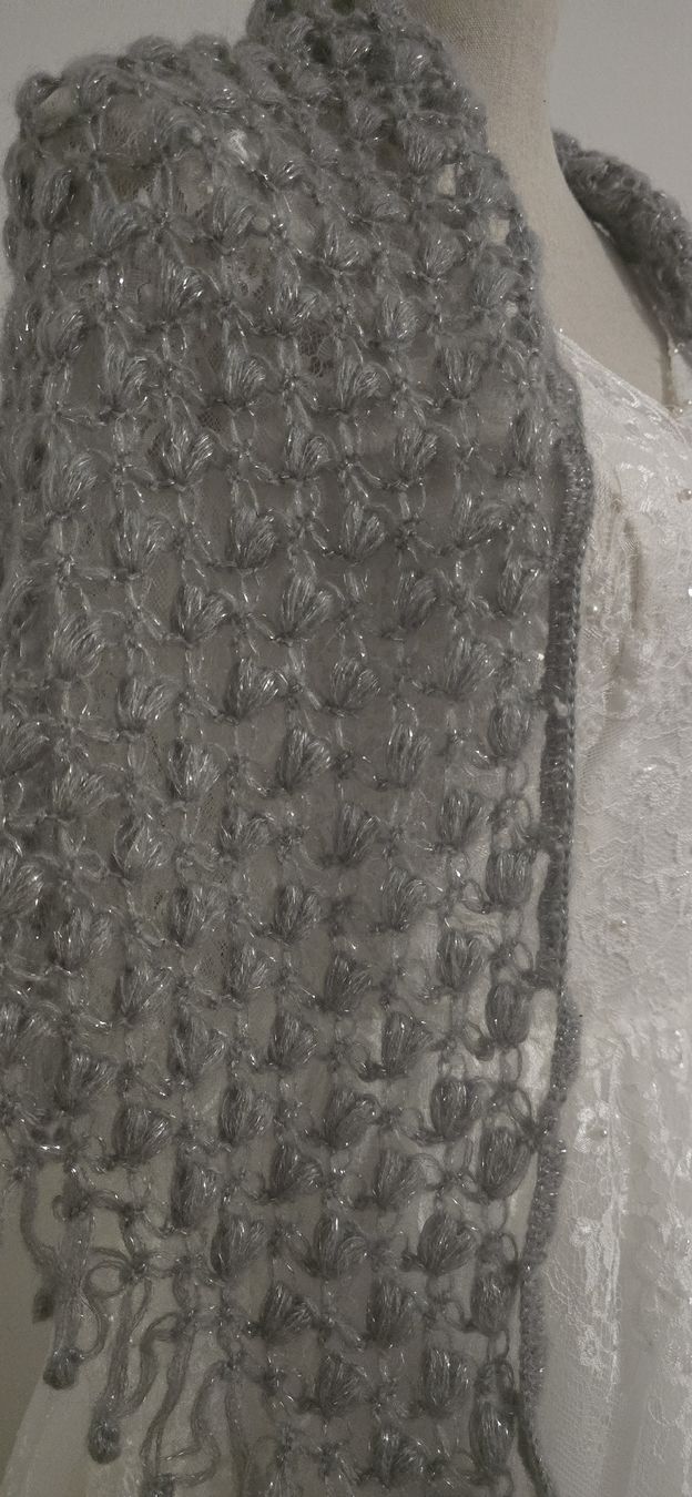 Foulard & Sciarpe: Handgestrickte gemütliche silber Schal 🩶 – Nuovo (secondo la descrizione) da Zürich venduto da Idoly_Studio. 5