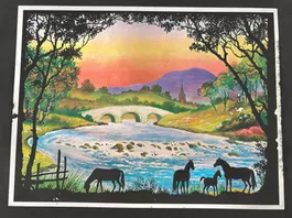 Landschaftsbild mit Pferden, Fluss und Brücke