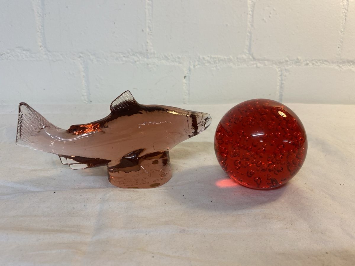 Kosta Boda Statuette: Glasfisch Kosta mit Glaskugel Deko rot – Usato da sursee venduto da trilli-tralli 2