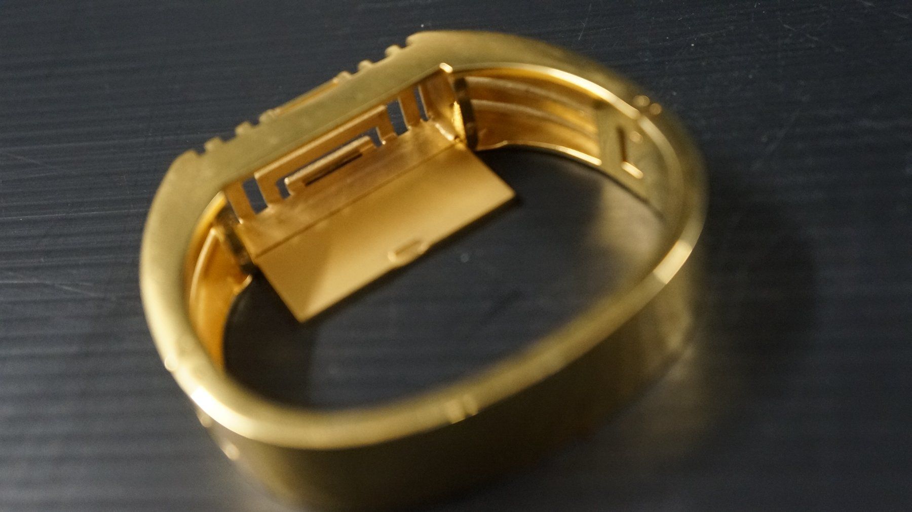 Tory Burch Armbänder & -reifen: Tory Burch Fitbit Gold-Tone Metal Hinged Cuff Bangle Bracele – Gebraucht aus Basel von bk_brockibasel 2