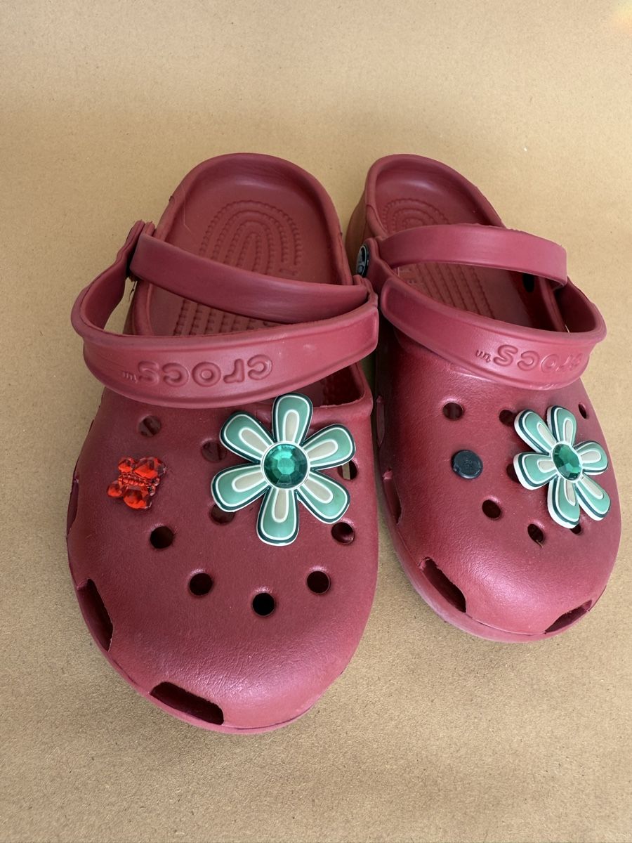 Crocs Scarpe per ragazze: Crocs rouges d'été, décorées avec des fleurs, taille 32 – Nuovo (secondo la descrizione) da La Chaux-de-Fonds venduto da ard_8v5l
