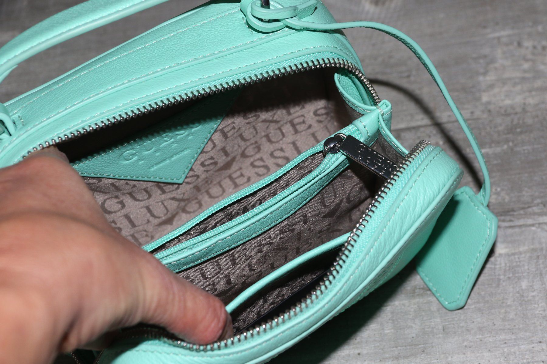 Guess Borse da donna: Neue hübsche GUESS Tasche – Nuovo e nell'imballaggio originale da Oberwil-Lieli venduto da Svetlana28 6