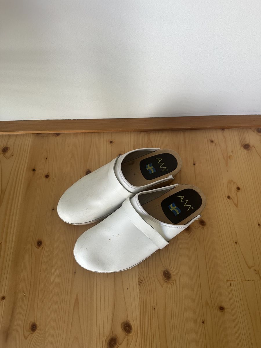 Scarpe da uomo: Schwedische Clogs weiss EU 44 – Usato da Basel venduto da wardrobeupdate 3
