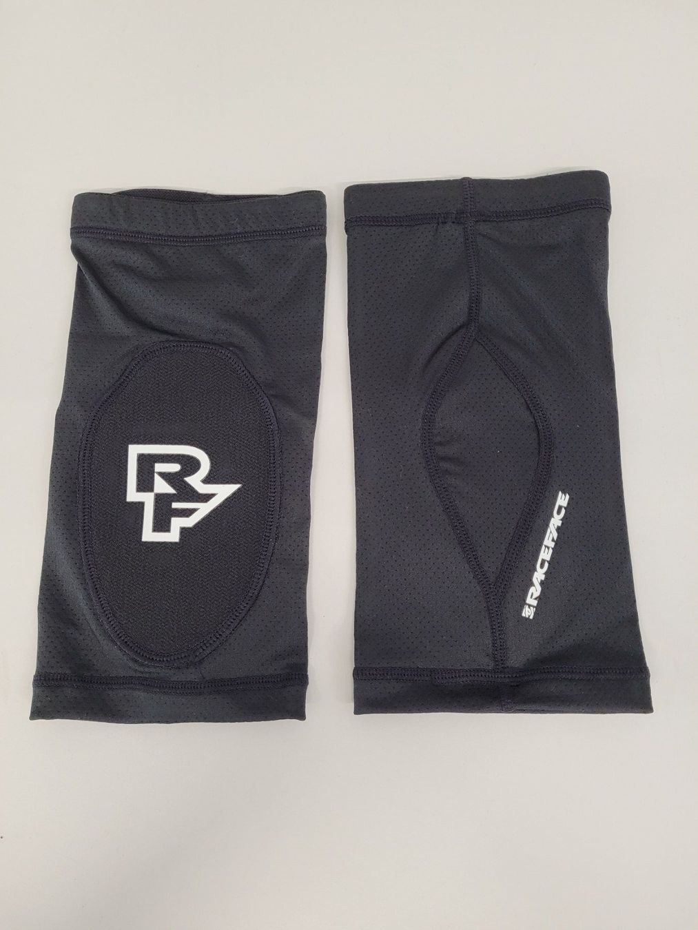Race Face Protezioni & Imbottiture: Race Face  Charge Elbow, stealth, XL – Nuovo e nell'imballaggio originale da Giswil venduto da mai_k7x7