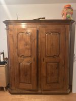 Antiker Holzschrank aus Kirschholz