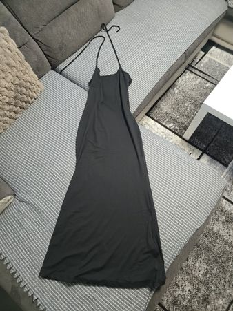 Elegantes, langes, schwarzes Kleid – perfekt für den Sommer
