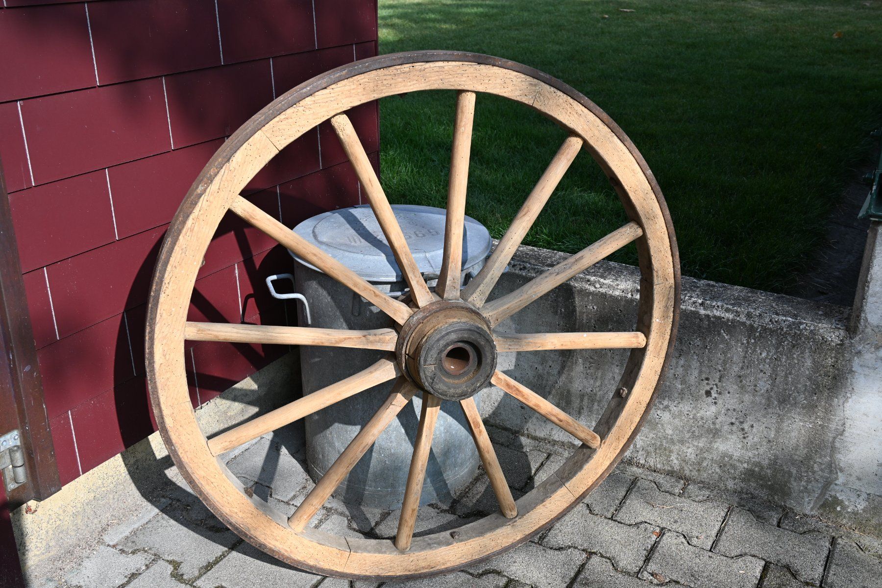 Pneus & Roues: Wagenrad antik – D'occasion à Romanshorn par carnivor01 1