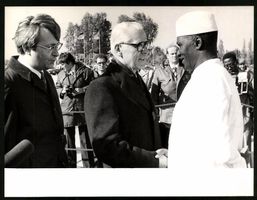 Fotografie Willi Stoph begrüsst den Pr